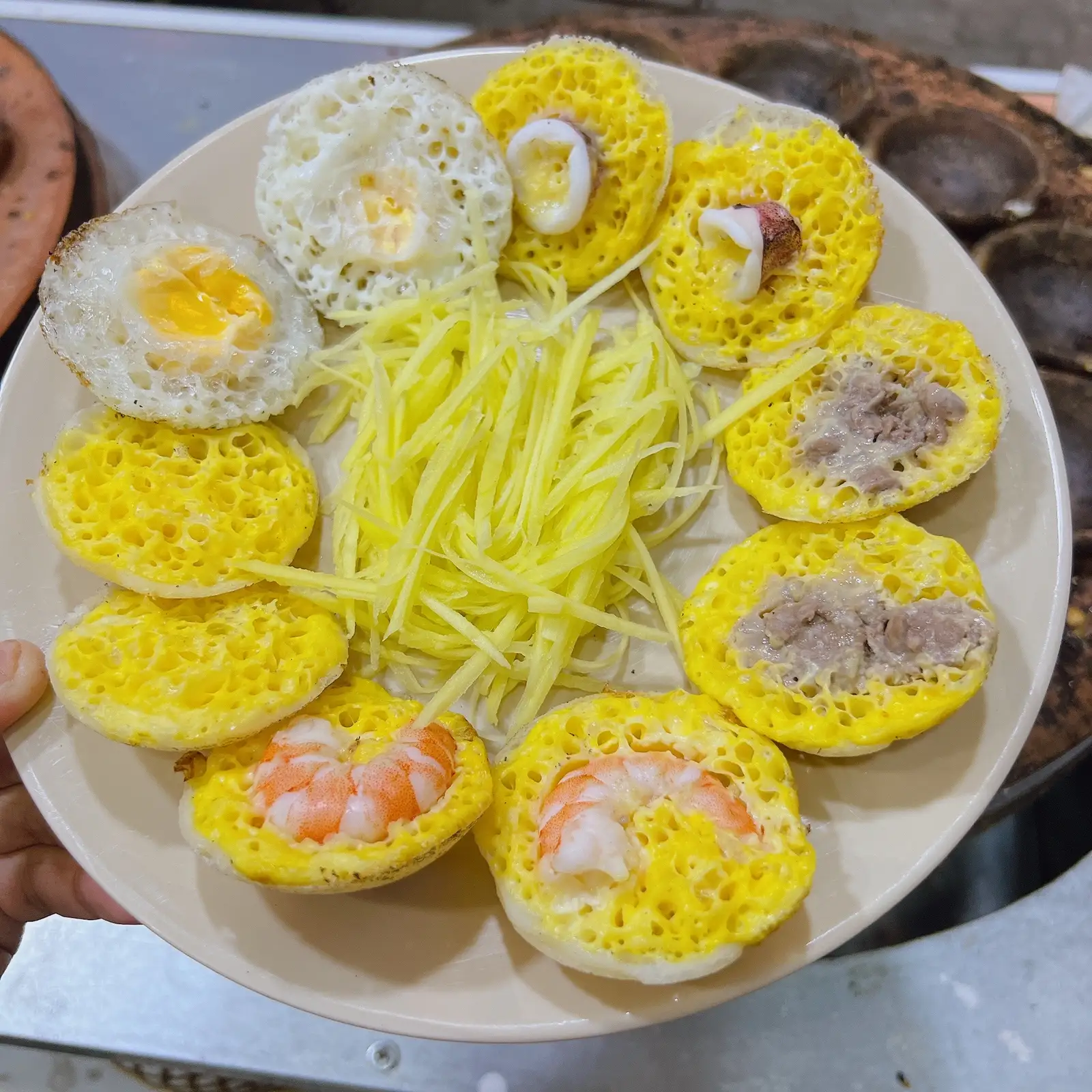 Bánh căn mix theo yêu cầu ( phần 10 cái) - 65.000 ₫ tại Nhà Tròn - Bánh Căn & Xíu Mại Chén Đà Lạt - Đường Số 79