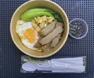 Mì trộn trứng chả sốt xì dầu - 45.000 ₫ tại Ah Food Mì Trộn Tóp Mỡ & Ăn Vặt Trà Sữa - Phạm Thế Hiển