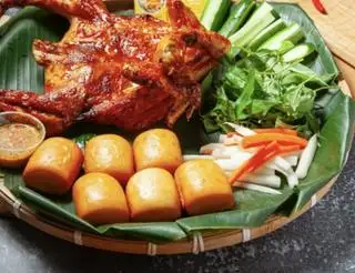 GÀ NƯỚNG NGŨ VỊ + 6 BÁNH BAO  ( TẶNG 1 CHAI COCA NHỎ ) - 259.000 ₫ tại Gà Lửa - Gà, Sườn Nướng Mắm Nhĩ Muối Ớt & Gà Ủ Muối - Tôn Thất Thuyết