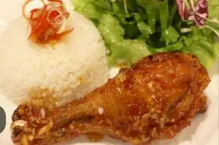 Hình ảnh Cơm gà chiên mắm 