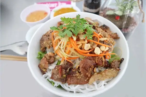 bánh hỏi thập cẩm - 30.000 ₫ tại Bún Thịt Nướng 20K - Nguyễn Biểu