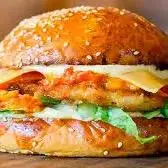 Burger gà giòn trứng - 45.000 ₫ tại Bánh Mì Que, Burger & Gà Rán Số 9 - Dương Đình Nghệ