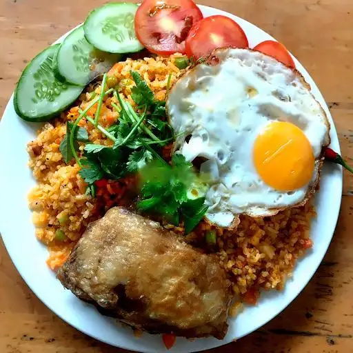 Hình ảnh Cơm chiên gà xối mỡ - ốp la