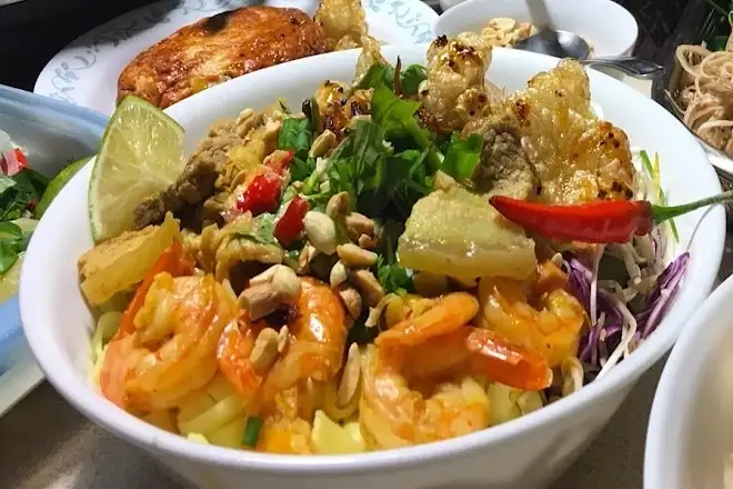 Hình ảnh Mỳ Quảng Đặc Biệt + Sườn Bò