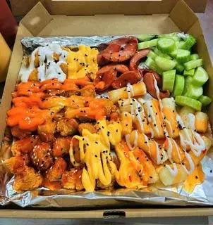 Hình ảnh box gà giòn tokboki khoai tây và 1 cây xúc xích cp
