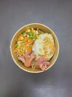 Hình ảnh Mì trộn trứng xúc xích