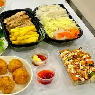 Hình ảnh Bánh tráng cuộn sốt mix