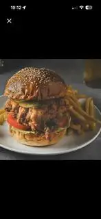 Fried chicken burger - 210.000 ₫ tại The Wagon Wheel - American Comfort Cuisine - Lê Thánh Tôn