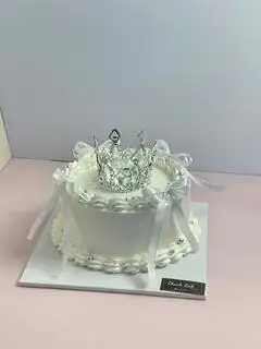 Bánh kem tươi Nữ Hoàng size 16-20cm - 350.000 ₫ tại Bánh Kem Ít Ngọt SG & Bánh Mì Mặn Ngọt - Phan Văn Hân