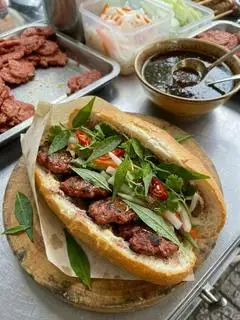 Hình ảnh Bánh mì Thịt Nướng sốt Đặc Biệt