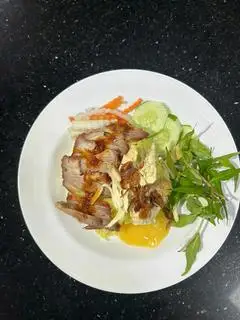 Cơm gà xé xá xíu - 75.000 ₫ tại Cơm Gà Nha Trang 79 - Đường Số 51
