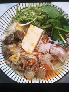 Bún bò thập cẩm  ( tô lớn kèm muỗng đũa) - 29.500 ₫ tại Quán Bảo Ngọc - Bún Bò - Bánh Canh - Đoàn Văn Bơ