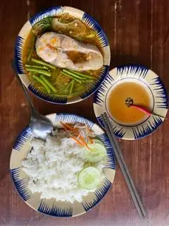 Hình ảnh cơm canh chua cá hú