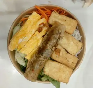 Hình ảnh Bún nước tương chả giò ,đậu hũ chiên, trứng chiên