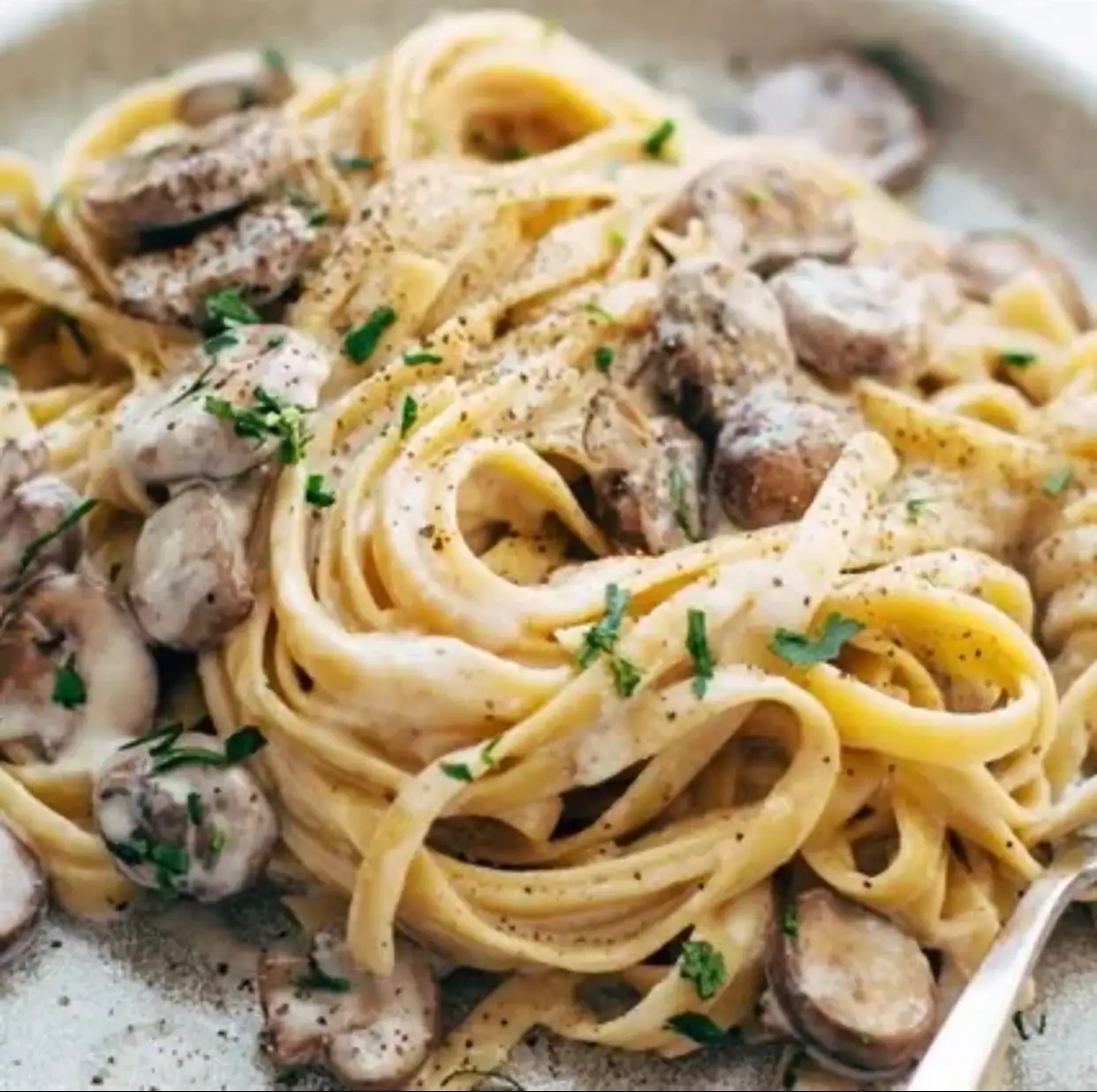 Hình ảnh Mì carbonara nấm thịt hun khói