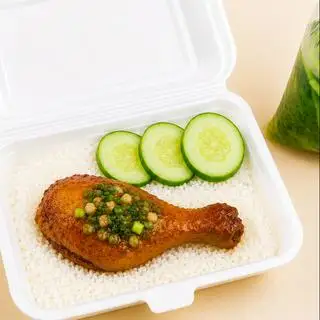 Hình ảnh Cơm đùi gà chiên sốt me