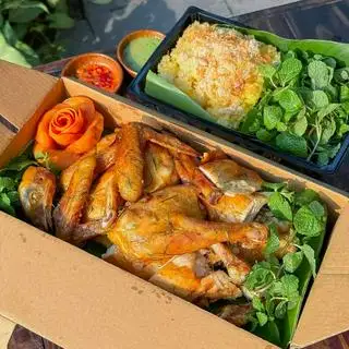 Hình ảnh Gà nướng lu thảo mộc kèm Xôi và Salad