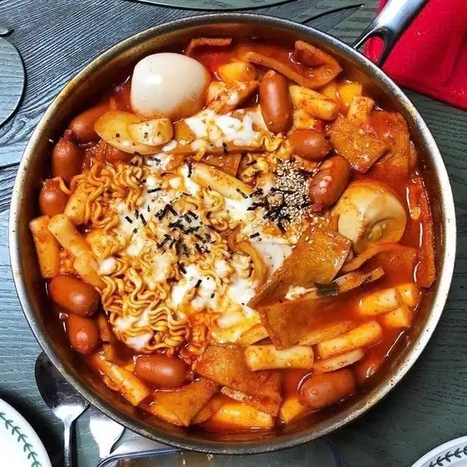 Hình ảnh Tokbokki truyền thống sốt cay