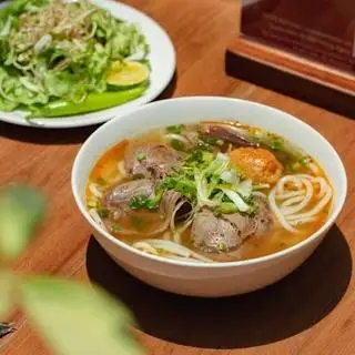 Hình ảnh Bún bò Huế - thay móng bằng giò tai