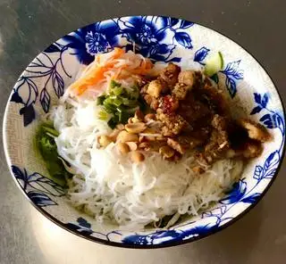 Bún thịt nướng - 32.000 ₫ tại Quán 2 Tôm - Bún Thịt Nướng Chả Giò - Phan Chu Trinh