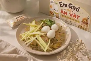 Hình ảnh Bánh tráng trộn trứng cút