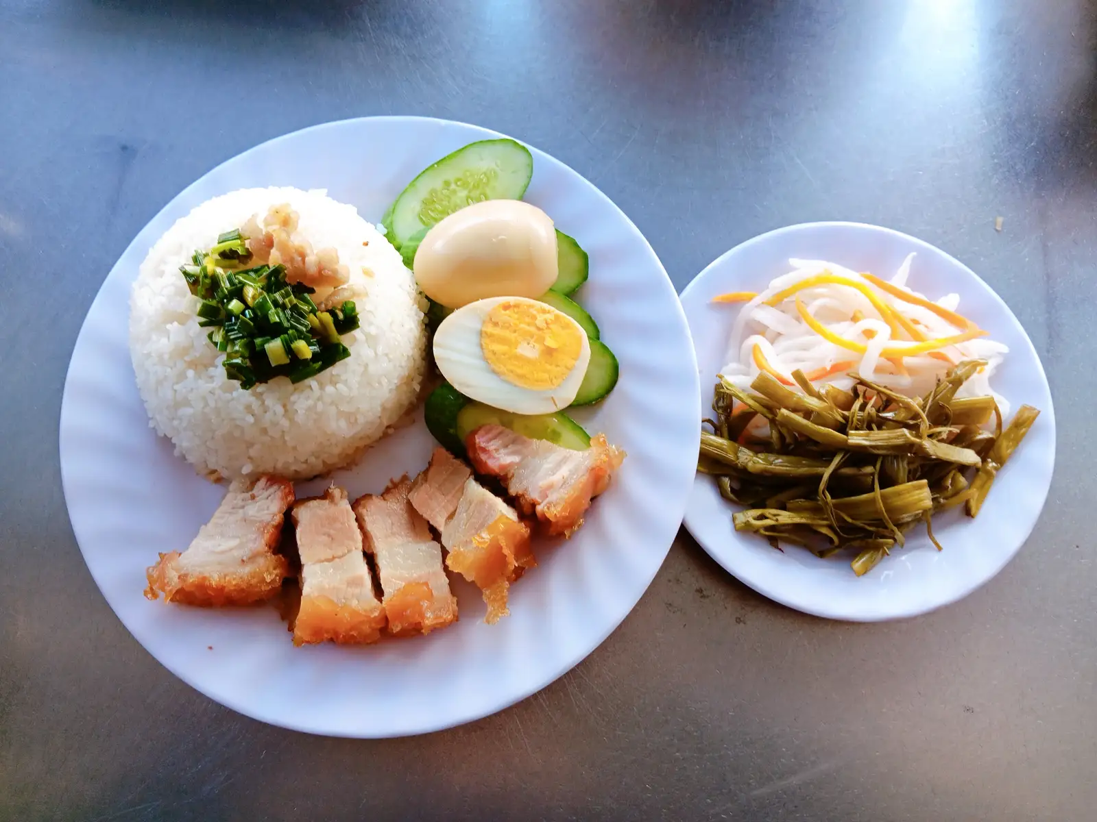 Hình ảnh Cơm heo quay kho trứng