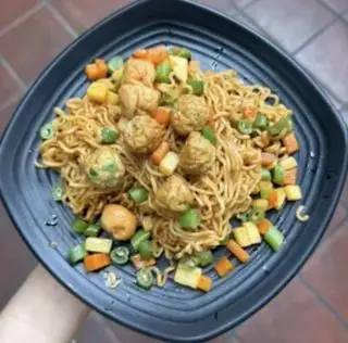 Hình ảnh Mì trộn viên hải sản