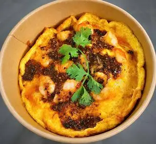 Hình ảnh cơm chiên tôm phủ trứng sốt tiêu + canh rong biển