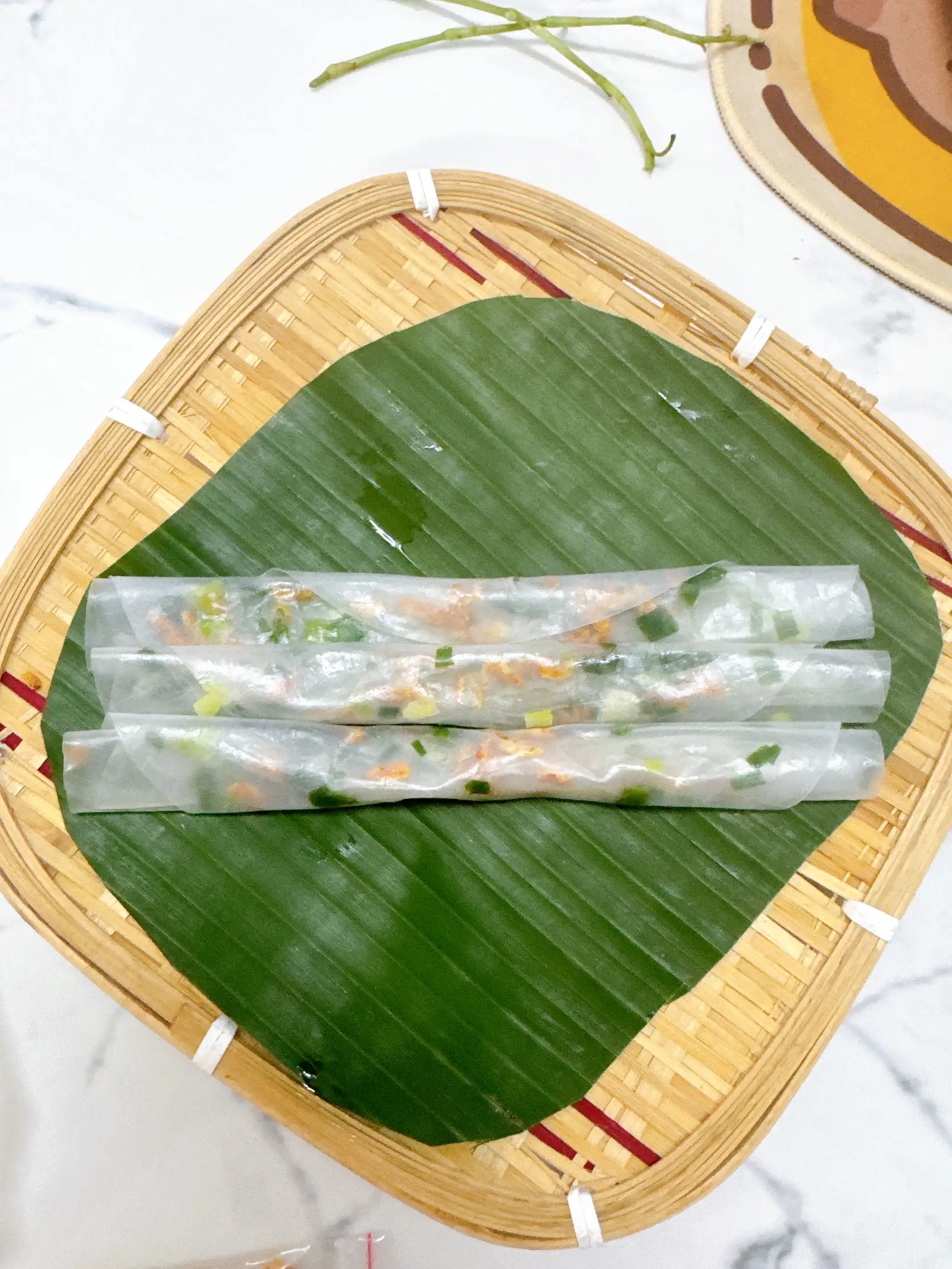 Bánh tráng cuốn ruốc mỡ hành - 26.000 ₫ tại Bánh Tráng Muối Tỏi - Nguyễn Thiện Thuật