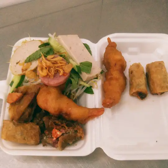 Combo bánh ướt full topping - tôm/chả giò - khăn lạnh - 57.000 ₫ tại Bánh Cuốn Bánh Ướt Cô Lan - Trần Khắc Chân