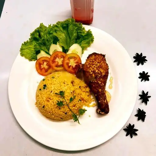 Cơm chiên  gà sốt tiêu  - 40.000 ₫ tại  Bếp Ông Lâm - Hủ Tiếu Xào Bò Singapore & Cơm Chiên Đùi Gà Sốt Hồng Kông - Đường Số 17