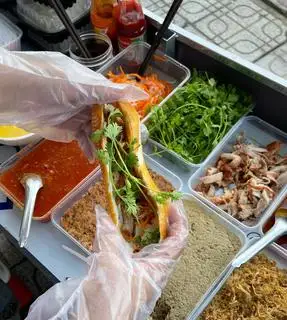 Hình ảnh Bánh mì que pate xá xíu