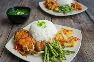 Hình ảnh Combo 2 suất cơm 4 mặn + 1 rau + Tặng 1 nước