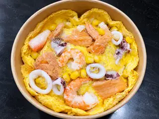 Hình ảnh Cơm hải sản phủ trứng