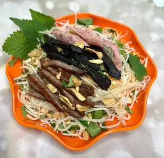 Hình ảnh Nộm bò khô - lá lách - nem chua
