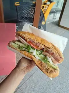 Hình ảnh Bánh mì bơ chả giò