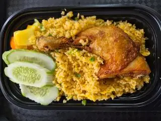 Hình ảnh cơm gà xối mỡ đùi tỏi