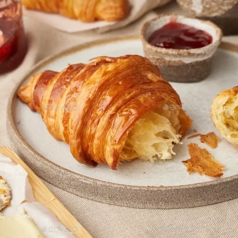 Croissant phủ hạnh nhân - 28.000 ₫ tại Nú Nu - Tàu hũ Singapore & Bánh ngọt