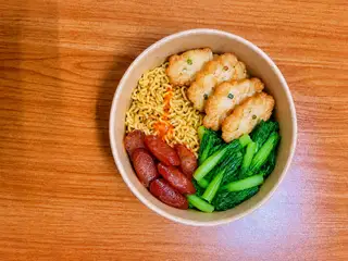 Hình ảnh mì trộn chả mực, lạp xưởng