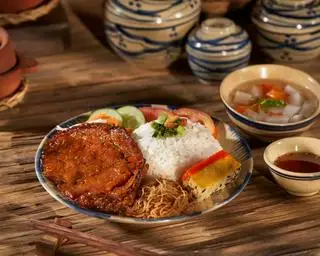 Hình ảnh Cơm Tấm Sườn Nướng Cốt Lết + Trà Tắc