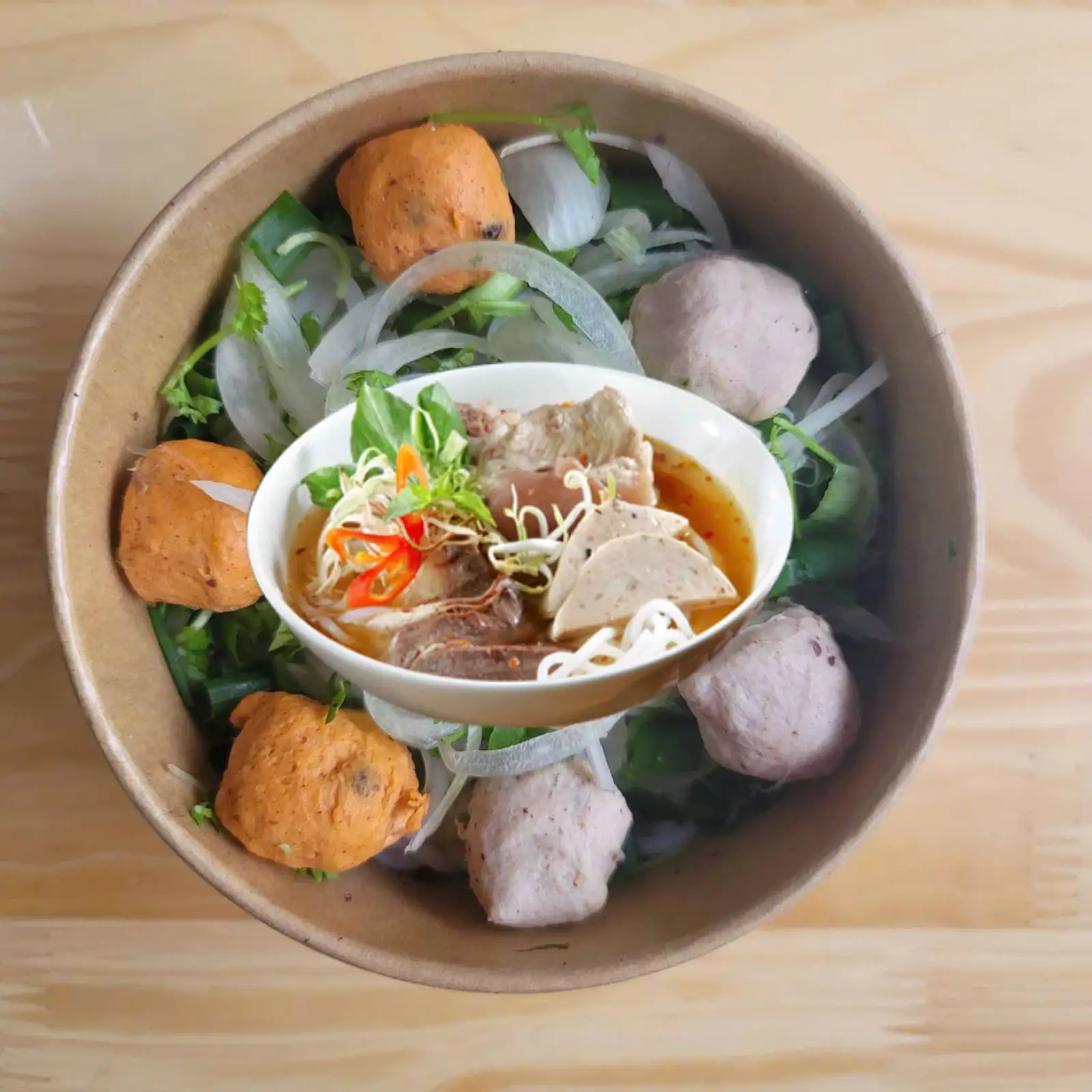 Hình ảnh Bún Bò Huế không móng thay bằng Mọc Cua