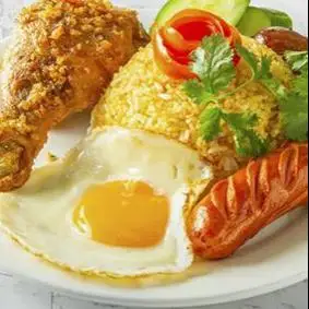 Hình ảnh cơm chiên đùi tỏi gà, ốp la, xúc xích