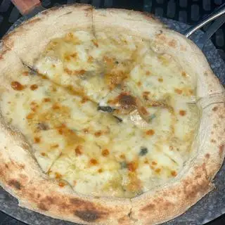 Pizza 4 cheese - 4 loại phô mai - 125.000 ₫ tại Pizza Wolf - Napoli Thủ Công Lò Củi - Kênh Tân Hóa