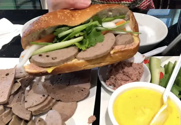 Bánh mì Chả bò Đà Nẵng - 30.000 ₫ tại Bánh Mì Hà Nội Hưng Thuý - 363 Hưng Phú 