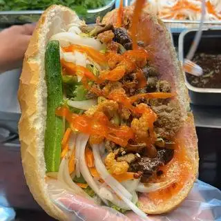 Bánh Mì Bò Đặc Biệt - Sốt tiêu đen - 48.000 ₫ tại Anh Trai - Bánh Mì & Drink - Lê Văn Lương