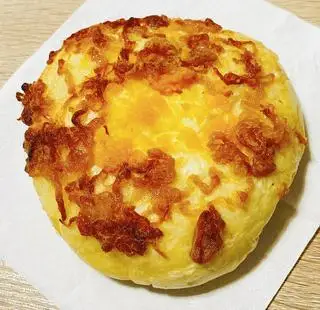 Hình ảnh Bánh mì tròn trứng muối chà bông
