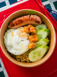Hình ảnh Mì trộn xúc xích và trứng