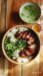 Hình ảnh Cơm Thịt Lợn Quay Giòn