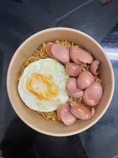 Hình ảnh Mì trộn trứng - xúc xích