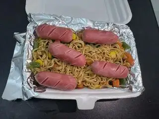 Hình ảnh Mì trônh xúc xích đốt đỏ